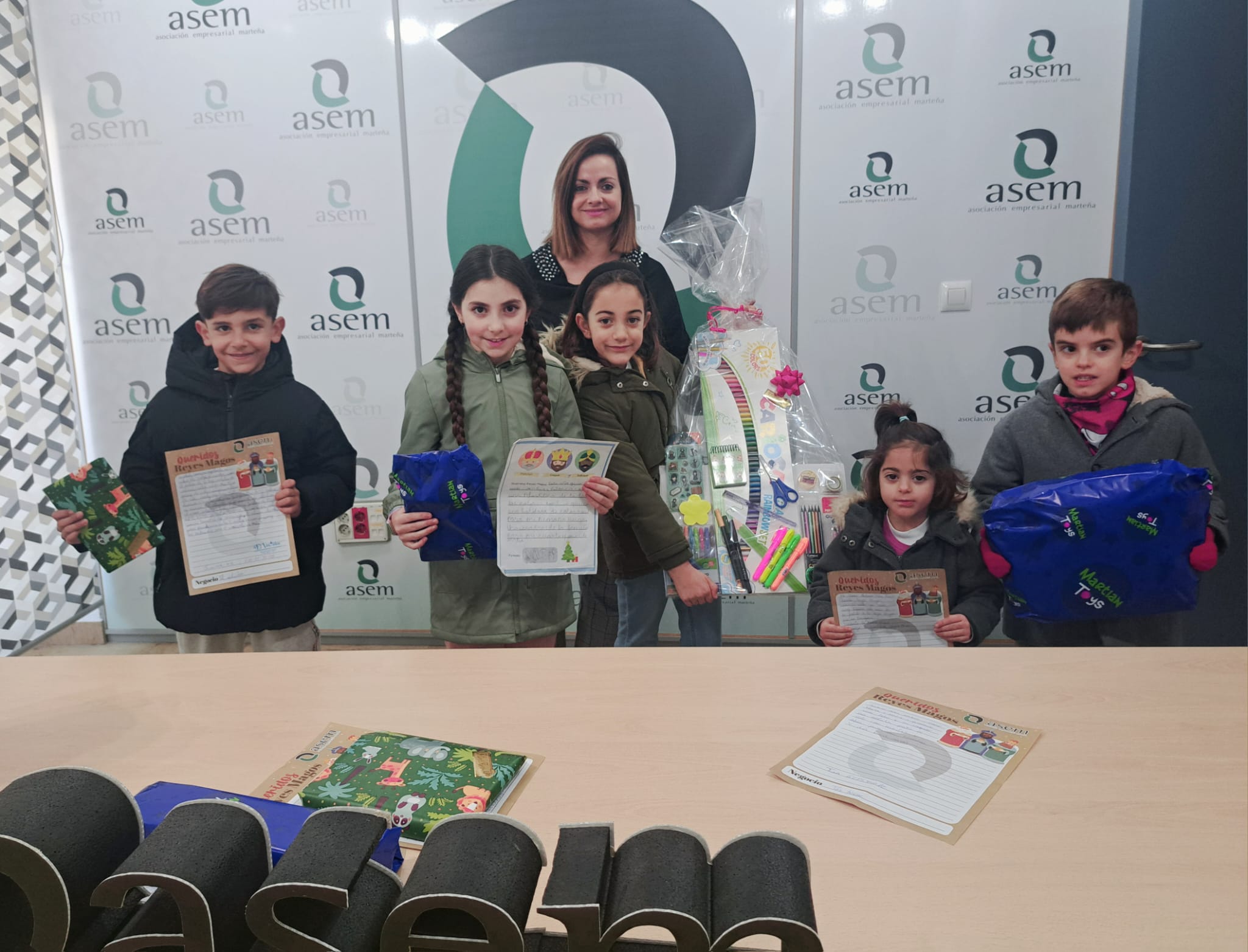 Entrega de los lotes de juguetes educativos a los ganadores de las Cartas a los Reyes Magos 